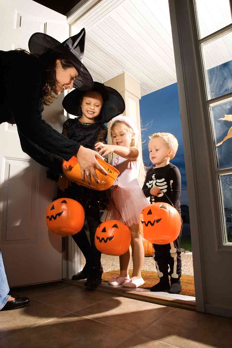 7 Tips To Stay Safe This Halloween While Trick Or Treating Livehealth Online 