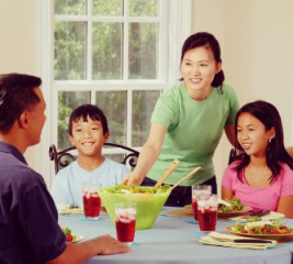 5 Reasons to Have Regular, Sit-Down Family Dinners